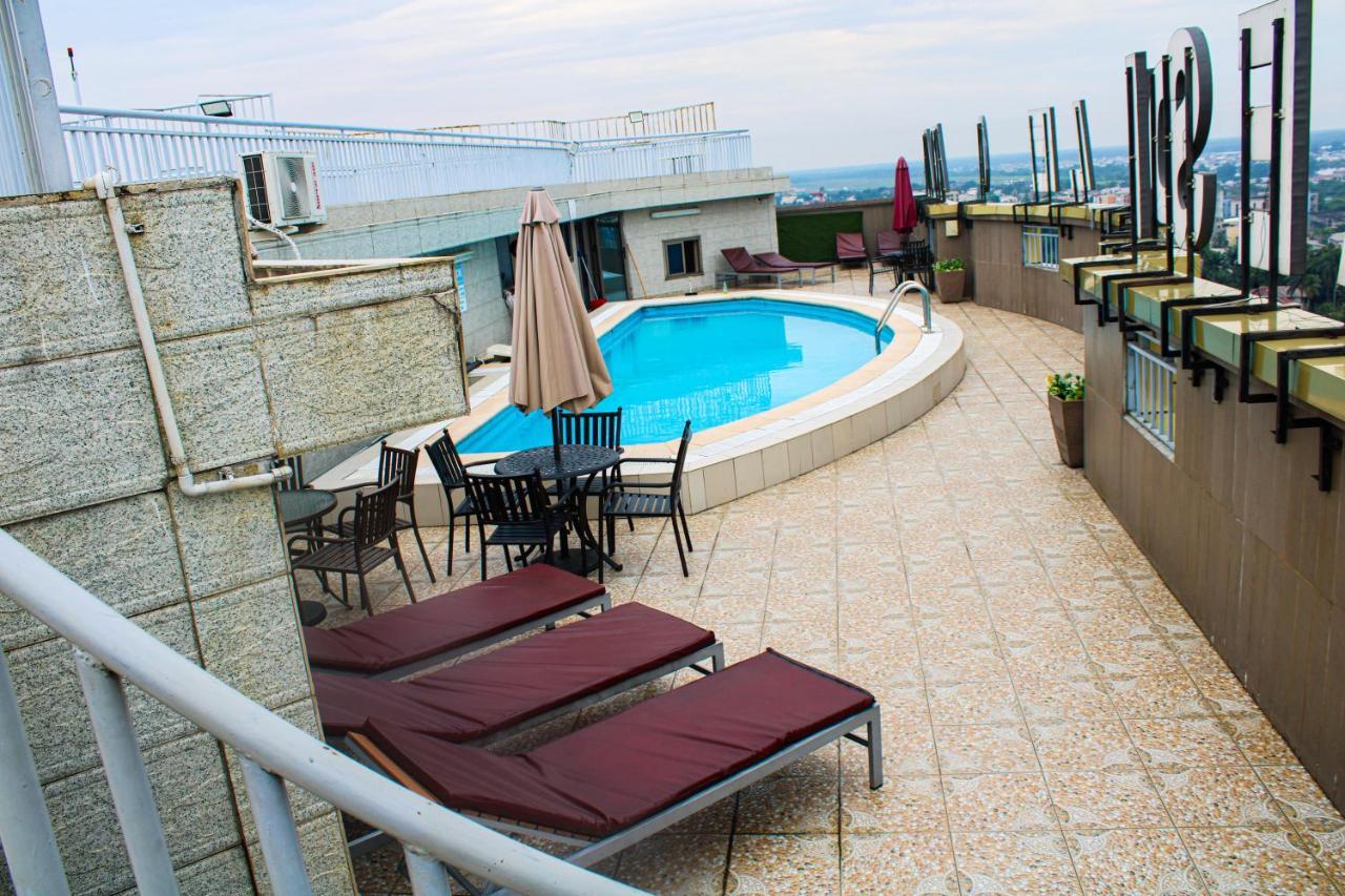 Residence Le Carat Bonapriso Douala Bagian luar foto