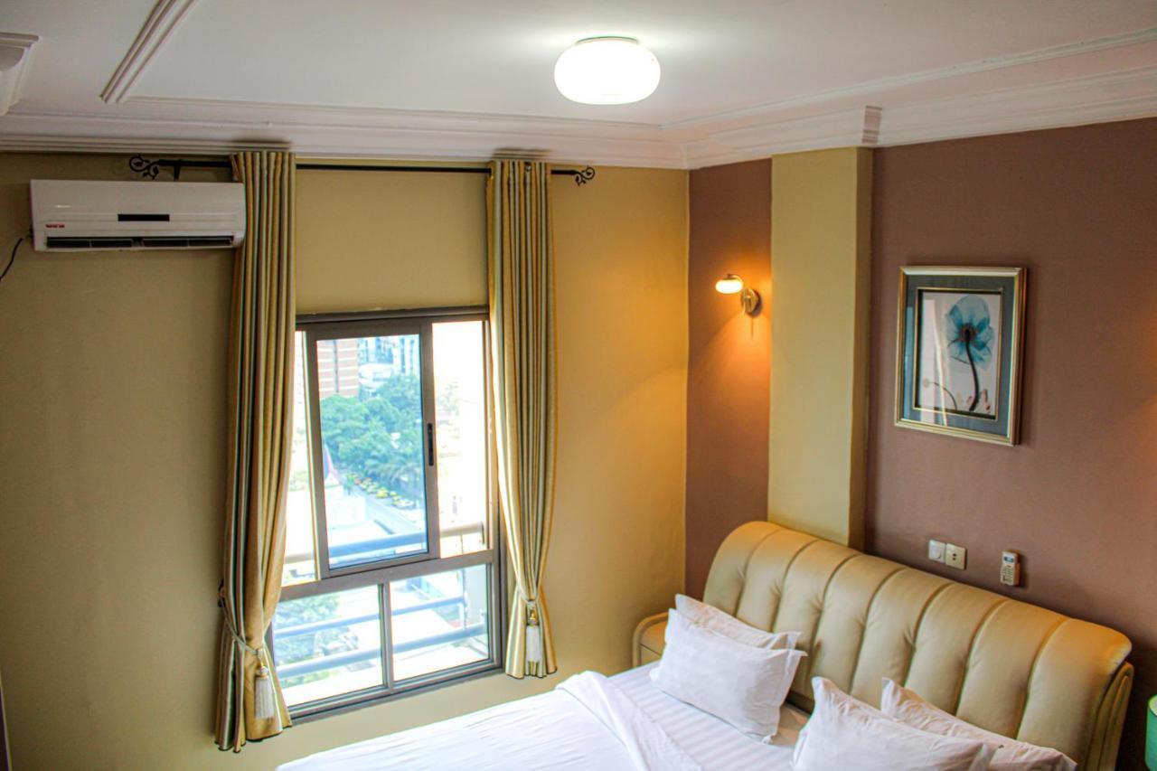 Residence Le Carat Bonapriso Douala Bagian luar foto