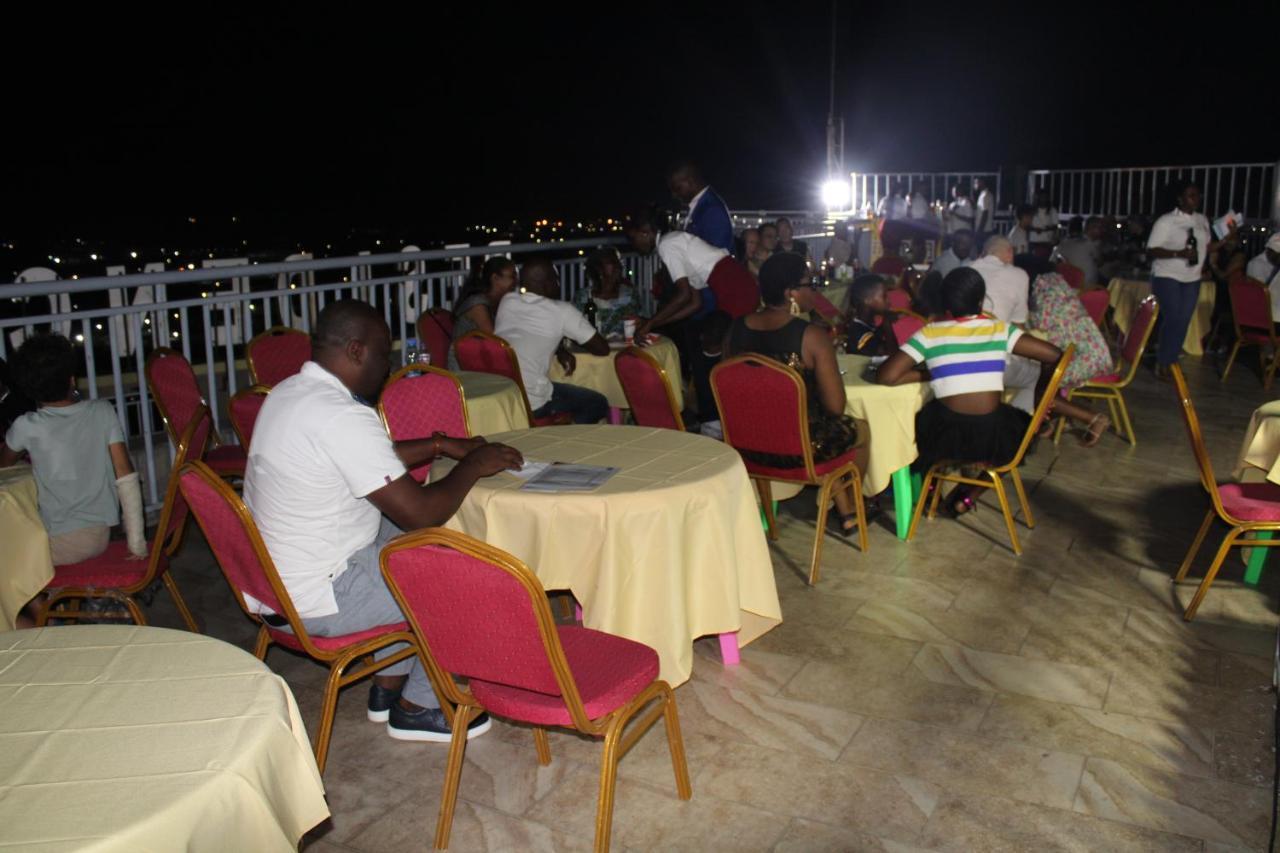 Residence Le Carat Bonapriso Douala Bagian luar foto